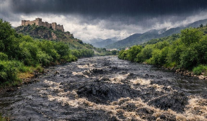 Osmaniye’de yağışlar Karaçay’ı kararttı: Çamurlu su akışı dikkat çekiyor