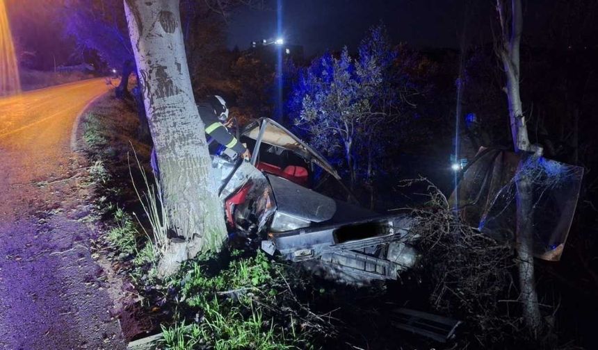 Şarampole devrilen otomobil hurdaya döndü