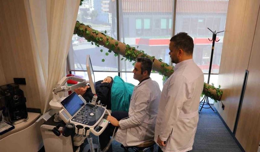 Tekerlekli sandalyeyle geldi, tedavi sonrası yürüyerek taburcu oldu