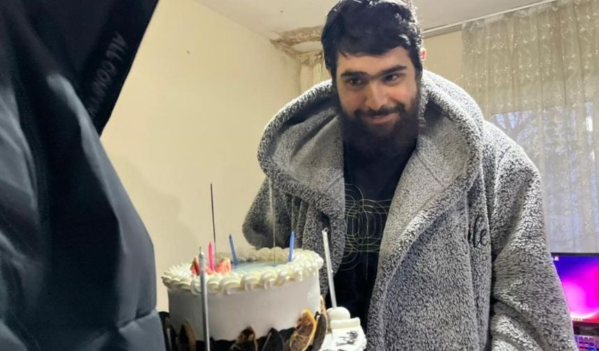 3 Yıl Odasından Çıkmayan Barış Özbay’ın Yeni Hayatı: Pasta Kesti, Türkü Söyledi