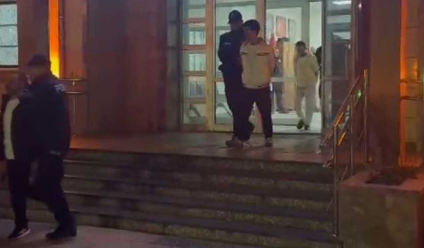 Adana’da firari baba ve iki oğlu yangın merdiveninde yakalandı