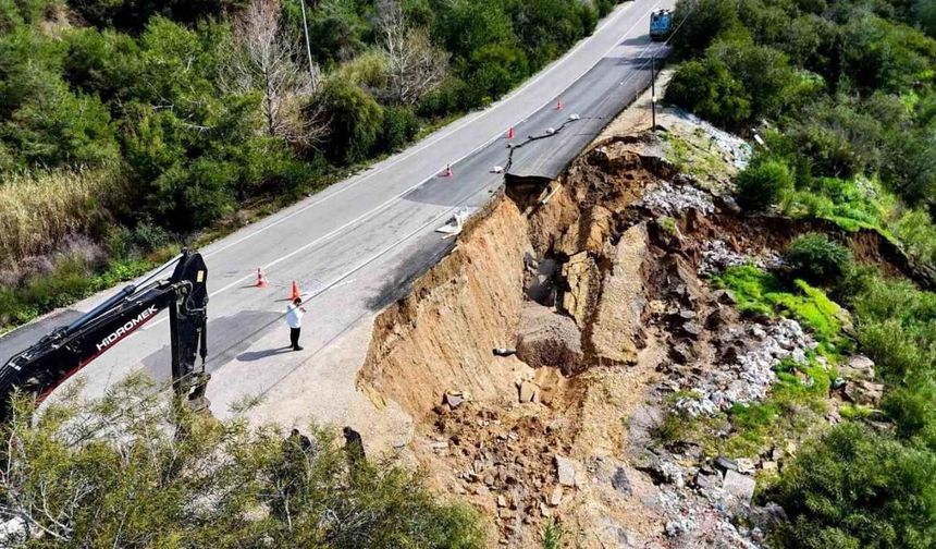 Adana’da heyelan Yol çöktü, su hattı zarar gördü