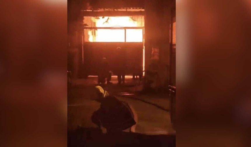 Adana’da mobilya atölyesinde yangın çıktı