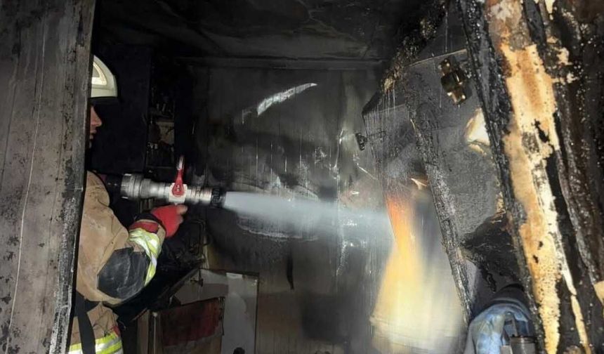 Antakya’da konteyner yangını: Depremzede aile evsiz kaldı