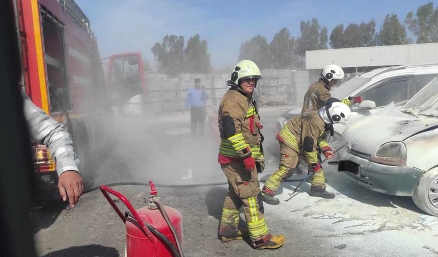 Arsuz’da Park Halindeki Araçta Yangın