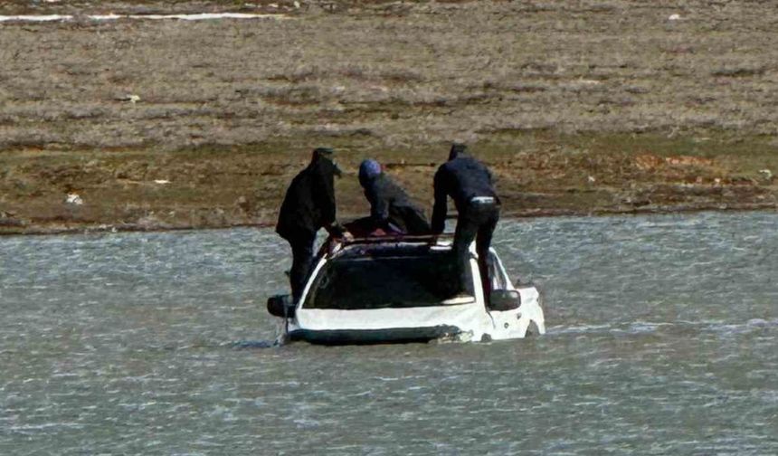 "Burası Yol Değil Göl!" Maraş’ta 3 Kişinin Göl Ortasında Mahsur Kaldı!
