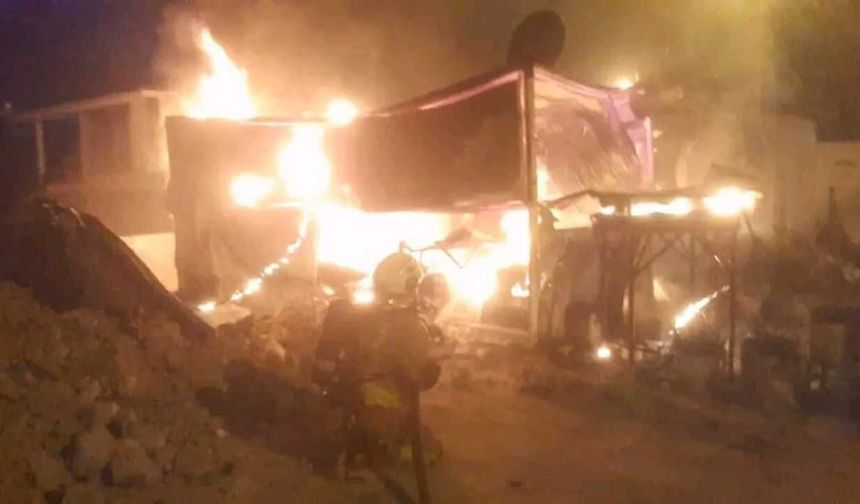 Defne’de depremzede ailenin konteyneri yandı