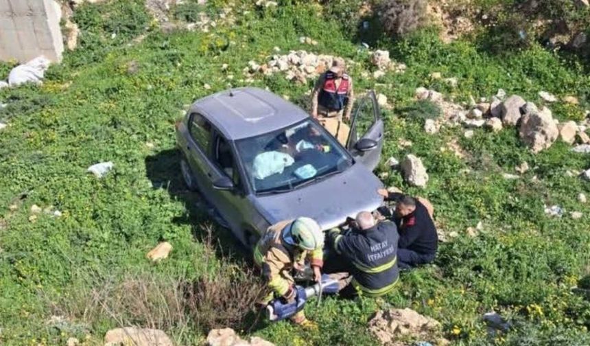 Defne’de uçurumdan yuvarlanan otomobilin sürücüsü yaralandı