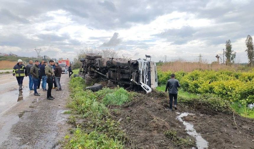 Devrilen tanker portakal bahçesine akaryakıt döktü