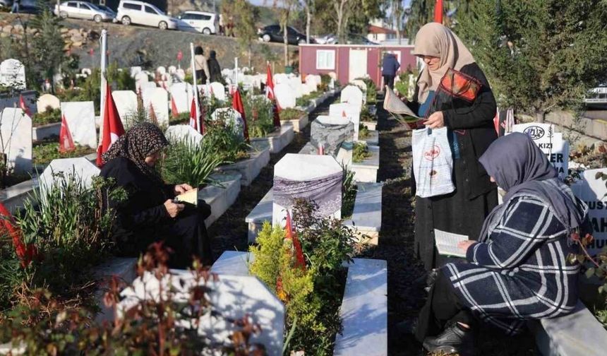 Hatay’da deprem şehitliğinde hüzünlü bayram