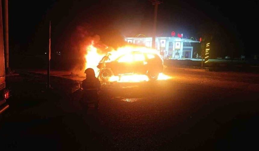 Hatay’da kaza yapan araç alevlere teslim oldu