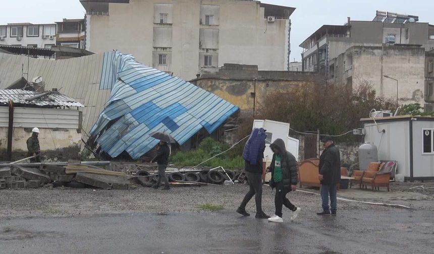 İskenderun’da fırtına direkleri devirdi 2 araç hasar gördü