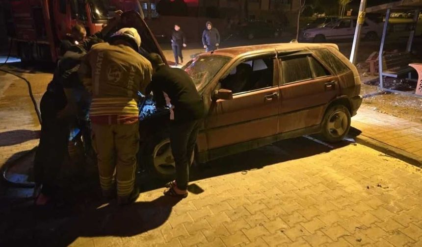 İskenderun’da seyir halindeki otomobil alev aldı