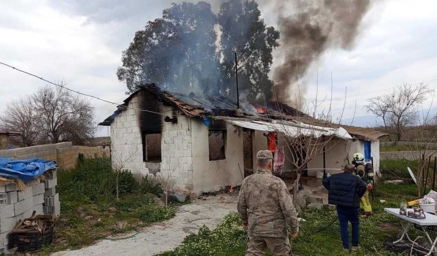 Kırıkhan’da müstakil ev alevlere teslim oldu