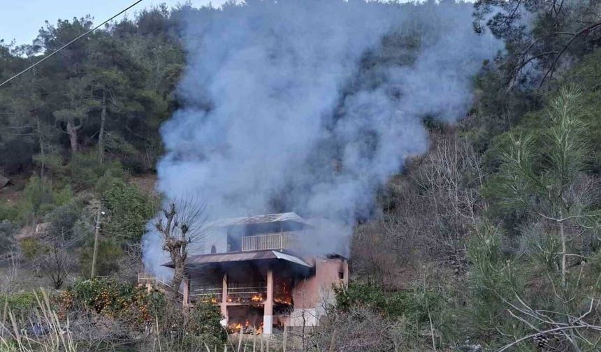 Kozan’da yayla evi yangında kullanılamaz hale geldi