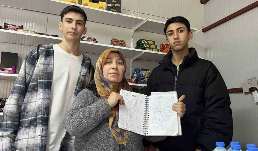 Liseliler harçlıklarıyla depremzedelerin borcunu kapattı