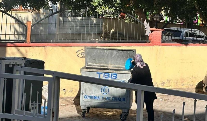 Mahalleli Kadın Konteynır Yangınına Suyla Müdahale Etti