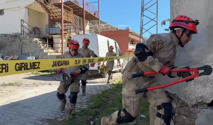 Osmaniye’de Jandarma Komandolara Enkaz Arama Kurtarma Eğitimi