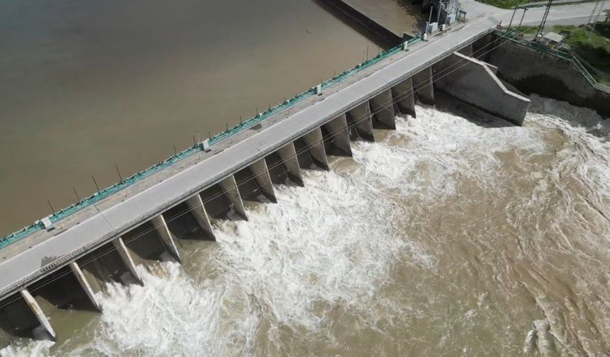 Osmaniye'de korkutan görüntü: Geçen Yıl Yürüyerek Geçiyorlardı, Şimdi Yanına Yaklaşamıyorlar!