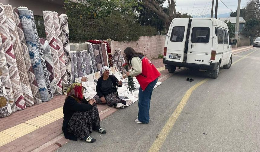 Osmaniye’de Pazarın Emekçi Kadınlarına Karanfilli Kutlama