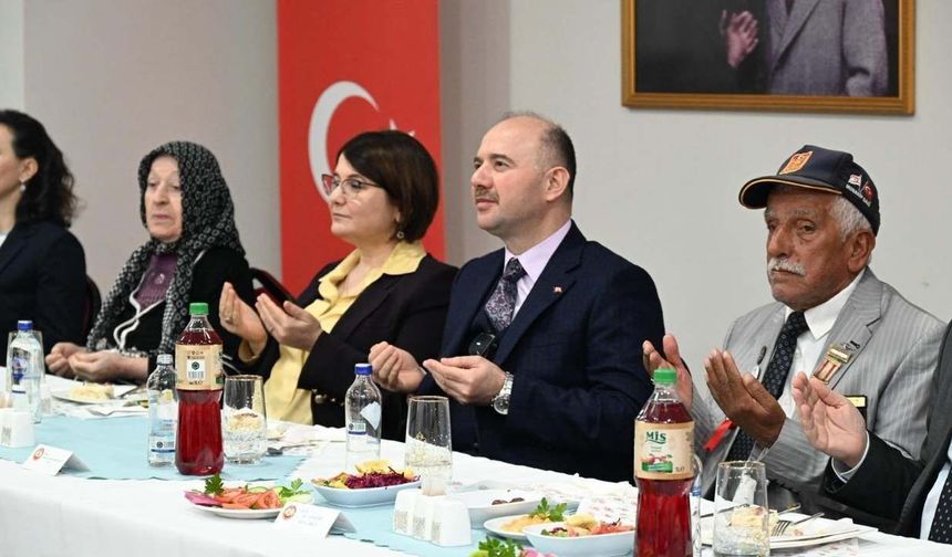 Osmaniye’de yüreklere dokunan iftar: Vali Serdengeçti o masada büyüklerle buluştu!