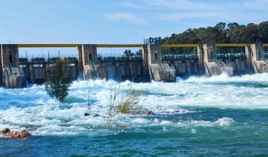 Seyhan Barajı’nda kapaklar açıldı: Sular çağlayarak nehre aktı