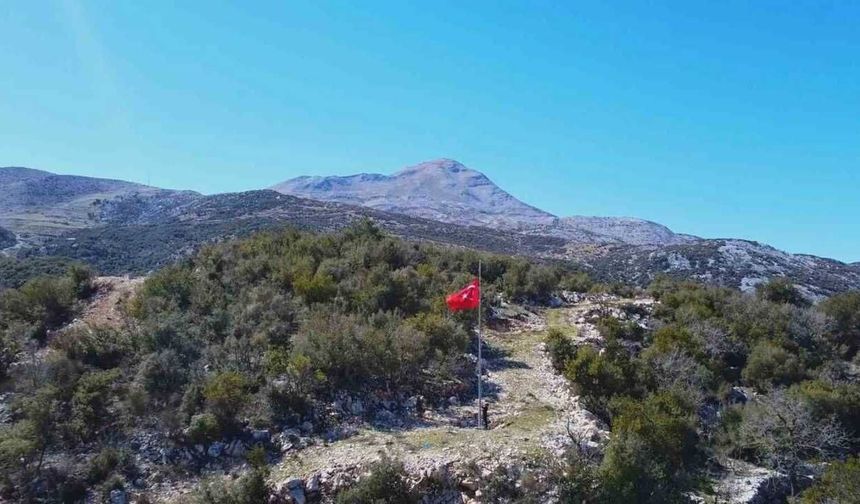 Yayladağı’nda 7 tepeye 7 bayrak: Gurur veren görüntü