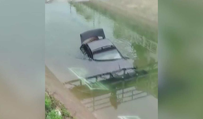 Adana’da otomobil sulama kanalına düştü