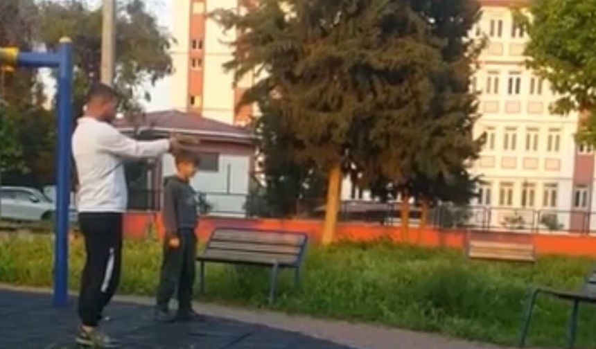 Adana’da Parkta Tepki Çeken Görüntüler: Çocuğa Oyuncak Silahla Atış Talimi