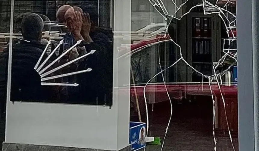 Ankara’da CHP Keçiören İlçe Başkanlığı Binasına Taşlı Saldırı!