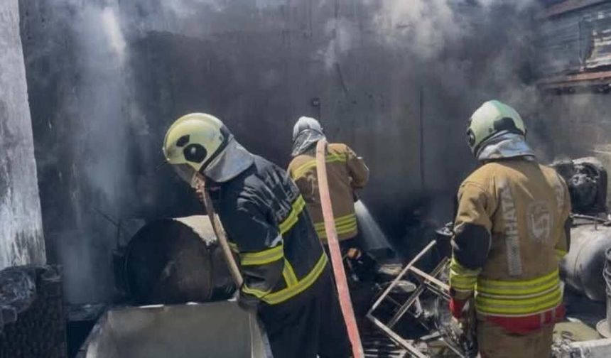 Antakya’da İş Yeri Alevlere Teslim Oldu