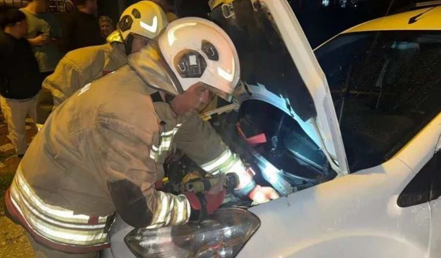 Defne’de Korkutan Araç Yangını: Motor Kısmı Bir Anda Alev Aldı