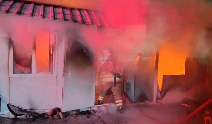 Depremzede Ailenin Kaldığı Konteyner Kül Oldu