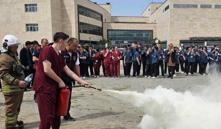 Hatay’da otomobil ağaca çarptı: 3 kişi yaralandı