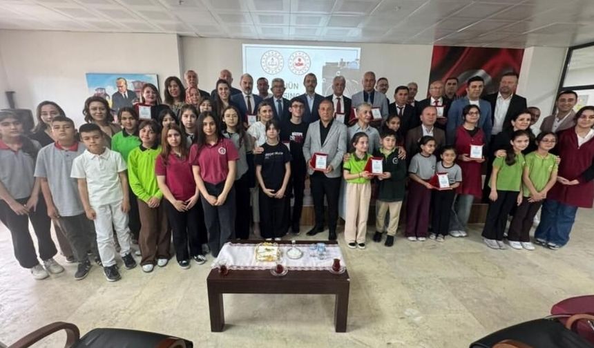 Kadirli’de “Kitaplarla Büyüyorum” Projesinde Mart Ayı Şampiyonları Ödüllendirildi