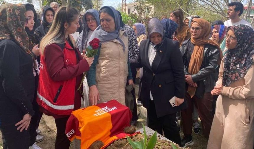 Okul Saldırısında Ölen Osmaniyeli Adnan’ın Mezarına Galatasaray Forması Bırakıldı!