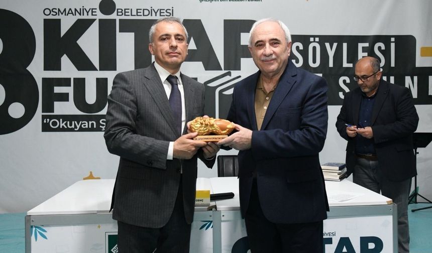 Osmaniye 8. Kitap Fuarı’nda Nurullah Genç Rüzgarı