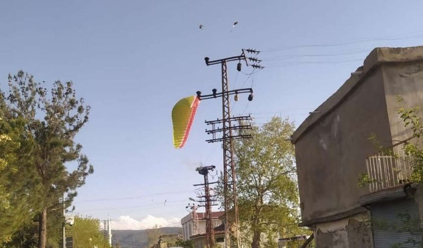 Osmaniye'de Paraşüt Pilotu Elektrik Tellerine Takıldı