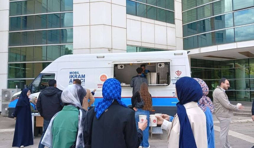 Osmaniye’de Üniversite Kampüsünde İçleri Isıtan Görüntü: Herkes Kuyruğa Girdi!