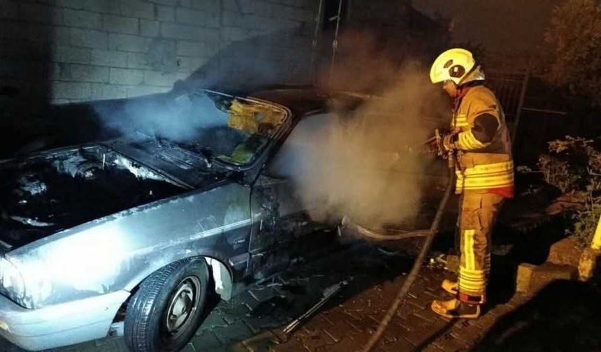 Park Halindeki Otomobil Alev Aldı