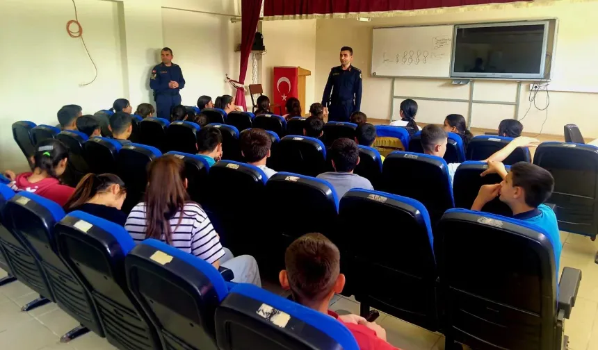 Sumbas’ta Okullarda Güvenlik Seferberliği, İlçe Jandarma Komutanlığı Okul Ziyaretleri Gerçekleştirdi