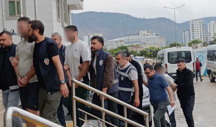 Adana Kozan'da Cinayet Şüphelisi 5 Kişi Adliyeye Sevk Edildi