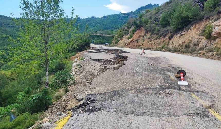 Adana’da Varda Köprüsü Yolunda Heyelan