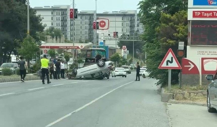 Hatay'da refüje çarpan otomobil takla attı, sürücü yaralandı