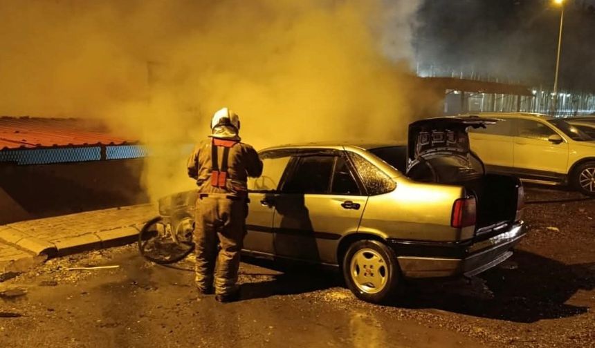 İskenderun'da park halindeki otomobil alevlere teslim oldu