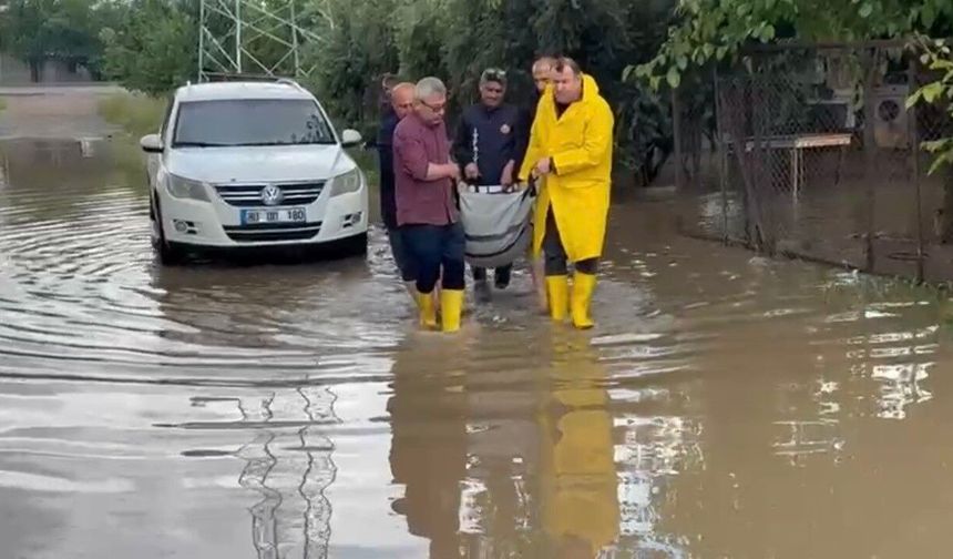 Osmaniye'de selde mahsur kalan kadın kurtarıldı