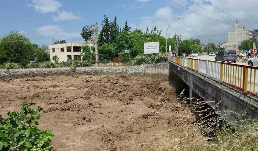 Hatay Geceden Beri Yağışa Teslim Taşan Dere Köprüyü Yuttu