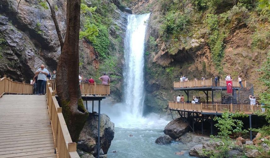 Osmaniye'de Şehrin Gürültüsünden Kaçanların Yeni Rotası, Karaçay Şelalesi
