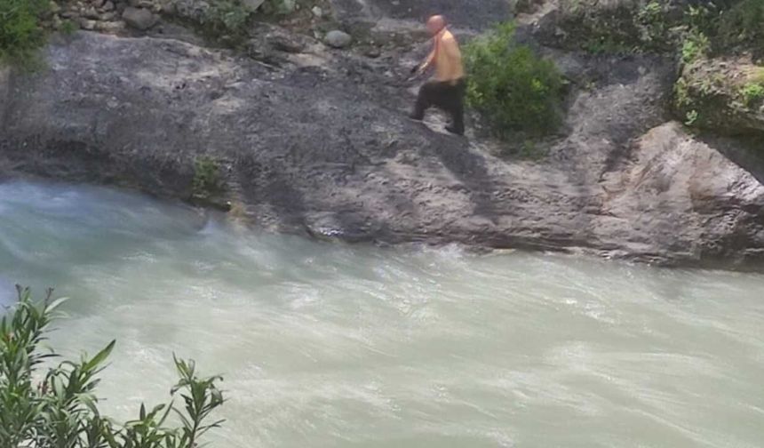 Karaisalı'da Serinlemek İsteyen Genç Suda Kayboldu