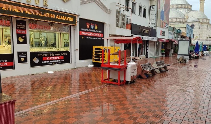 Yoğun Sağanak Osmaniye’yi Vurdu, İşlek Caddeler Boş Kaldı